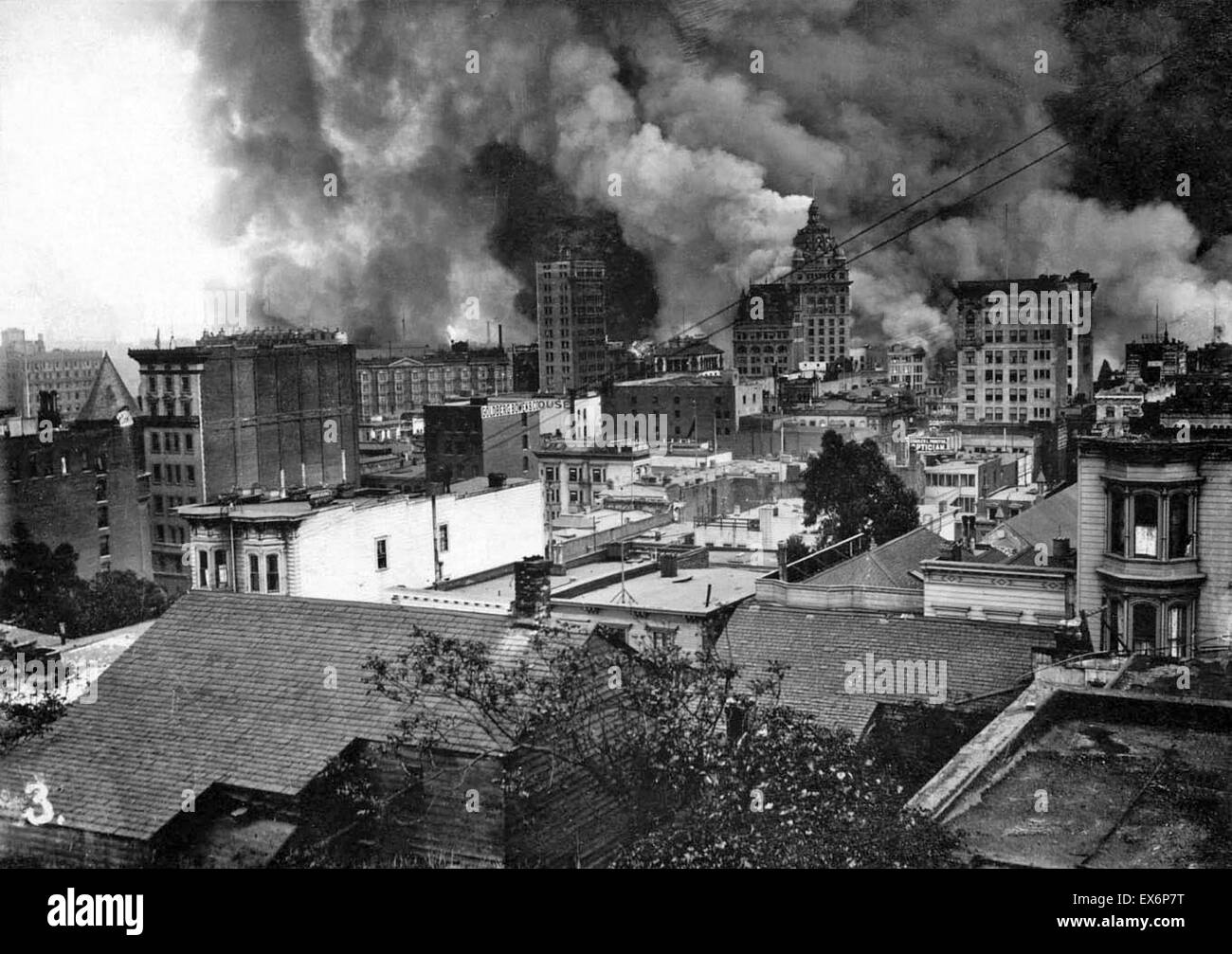 Le tremblement de terre de San Francisco de 1906. Voir à partir de la pente sud-est de Nob Hill de feu, au sud du quartier du marché Banque D'Images