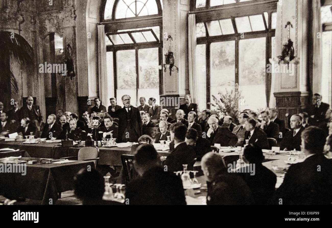 Homme d'État britannique Ramsay MacDonald à la Conférence de Lausanne qui était un 1932 réunion des représentants de la Grande-Bretagne, l'Allemagne et la France qui ont abouti à un accord pour suspendre la Première Guerre mondiale des paiements de réparations imposées aux vaincus cou Banque D'Images