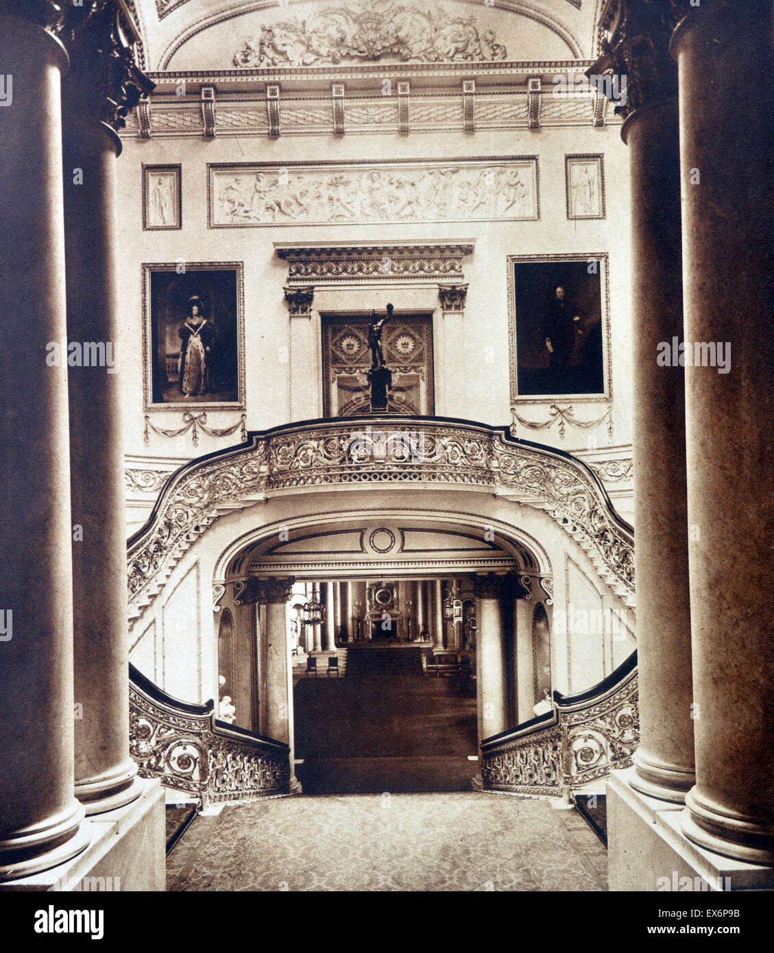 Grand escalier au palais de Buckingham à Londres, 1936 Banque D'Images