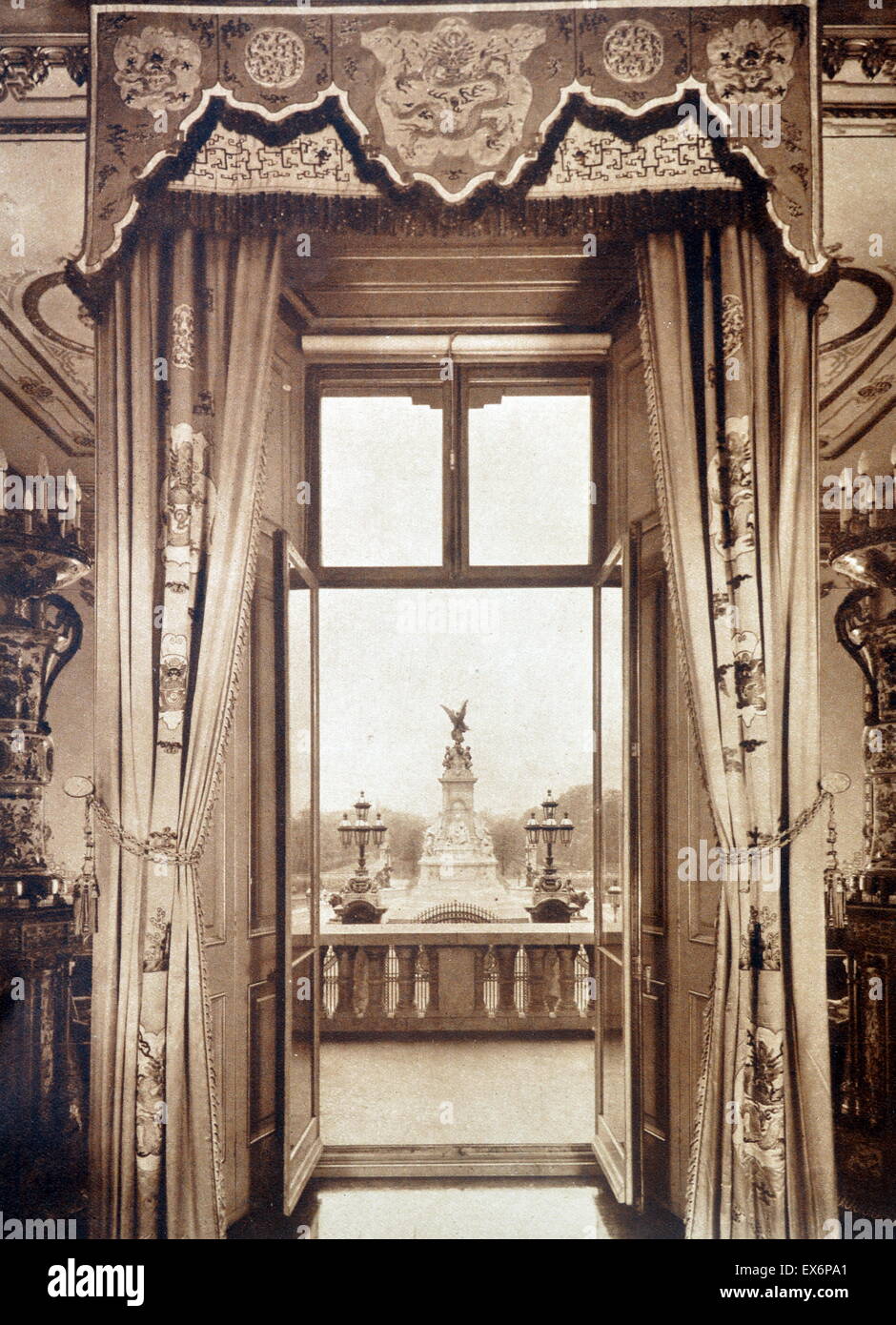 Portes Fenêtres menant au balcon royal au palais de Buckingham à Londres, 1936 Banque D'Images