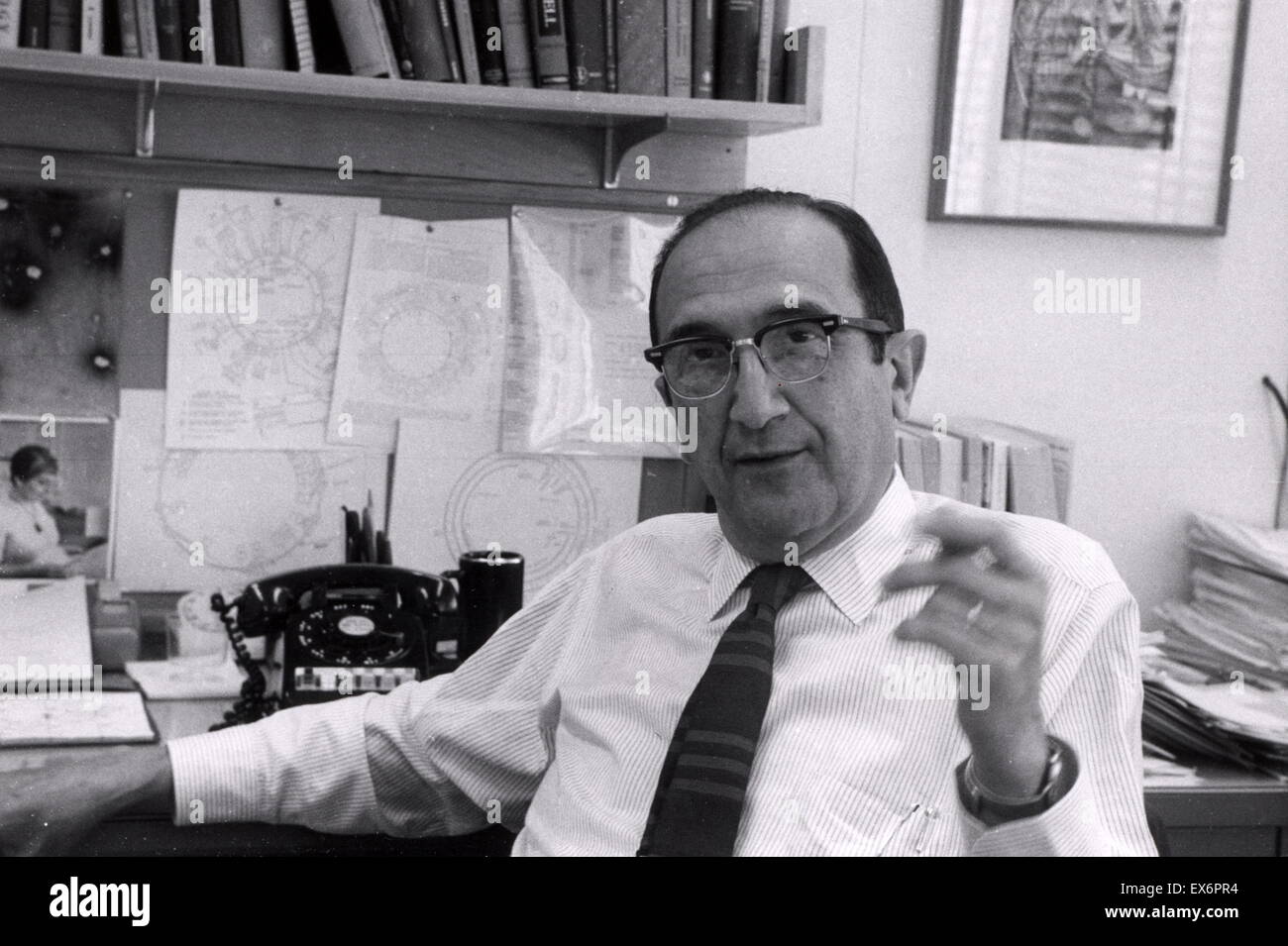 Salvador Luria dans son bureau au MIT à Boston 1967. Salvador Edward Luria (1912 - 1991) chercheur en génétique italienne et microbiologiste, plus tard naturalisé citoyen Américain. Il a gagné le Prix Nobel de physiologie ou médecine en 1969 Banque D'Images