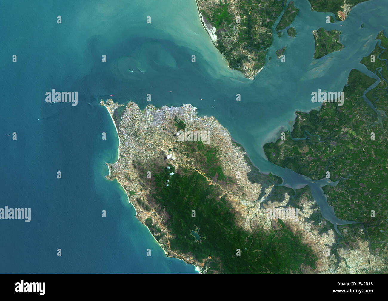 Color image satellite de Freetown, Sierra Leone. Image prise le 8 mai 2014 avec les données de Landsat 8. Banque D'Images