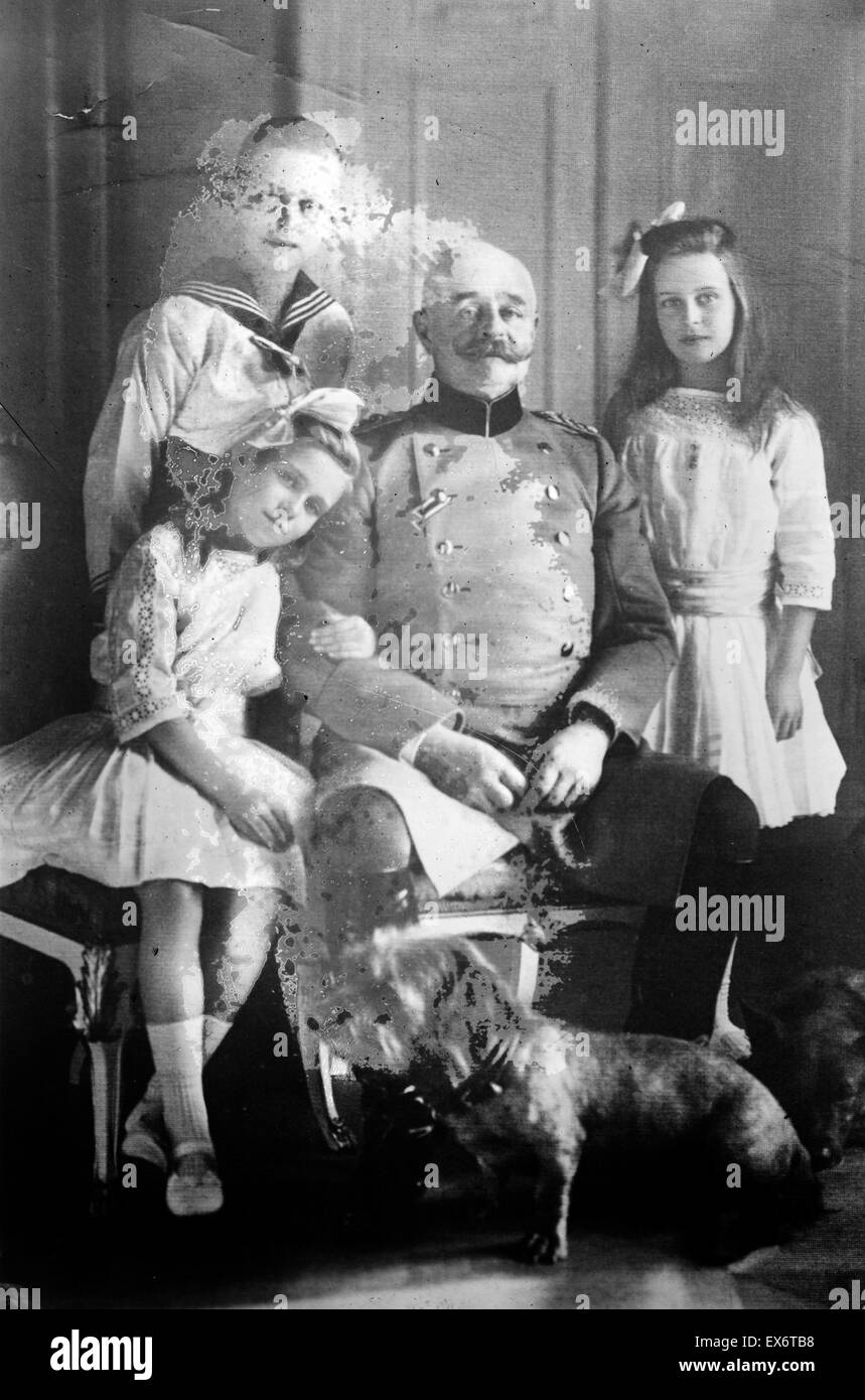Photographie de Frédéric-auguste II, Grand-duc d'Oldenbourg avec ses enfants, Nicholas Frederick William, Marie Mathilde Altburg Olga et Ingeborg Alix. Datée 1910 Banque D'Images