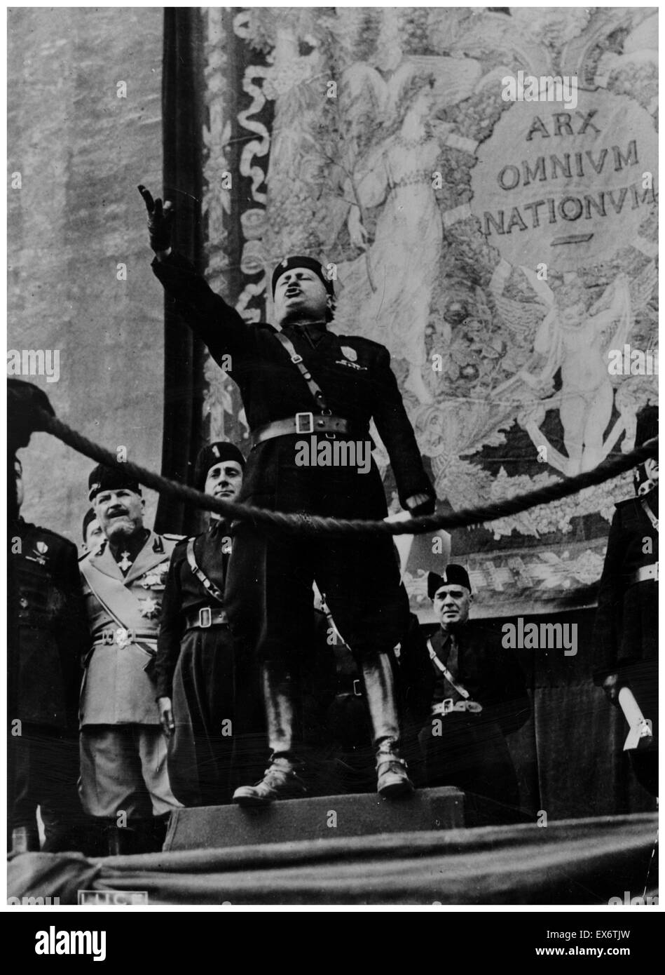 Benito Mussolini (1883 - 28 avril 1945) Italien, homme politique, journaliste et chef du parti fasciste national porte sur un rallye 1933 Banque D'Images