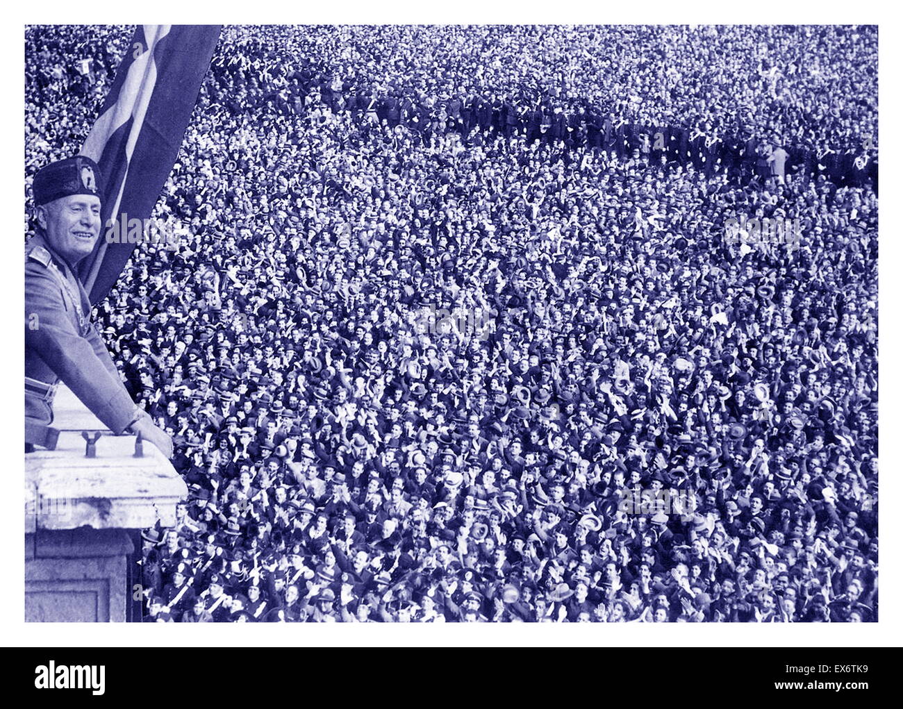 Benito Mussolini (1883 - 28 avril 1945) Italien, homme politique, journaliste et chef du parti fasciste national porte sur un rallye 1933 Banque D'Images