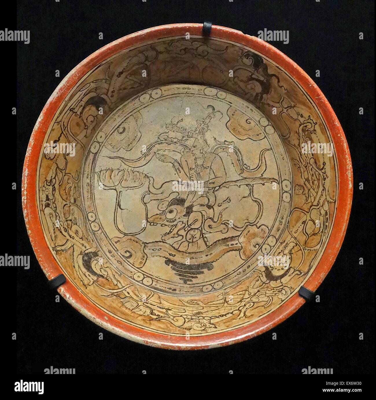 Plaque de Maya, à base de terre cuite. De Calakmul, au Mexique, 600-1000 AD, dépeint un dignitaire avec marine thèmes suggérés Banque D'Images