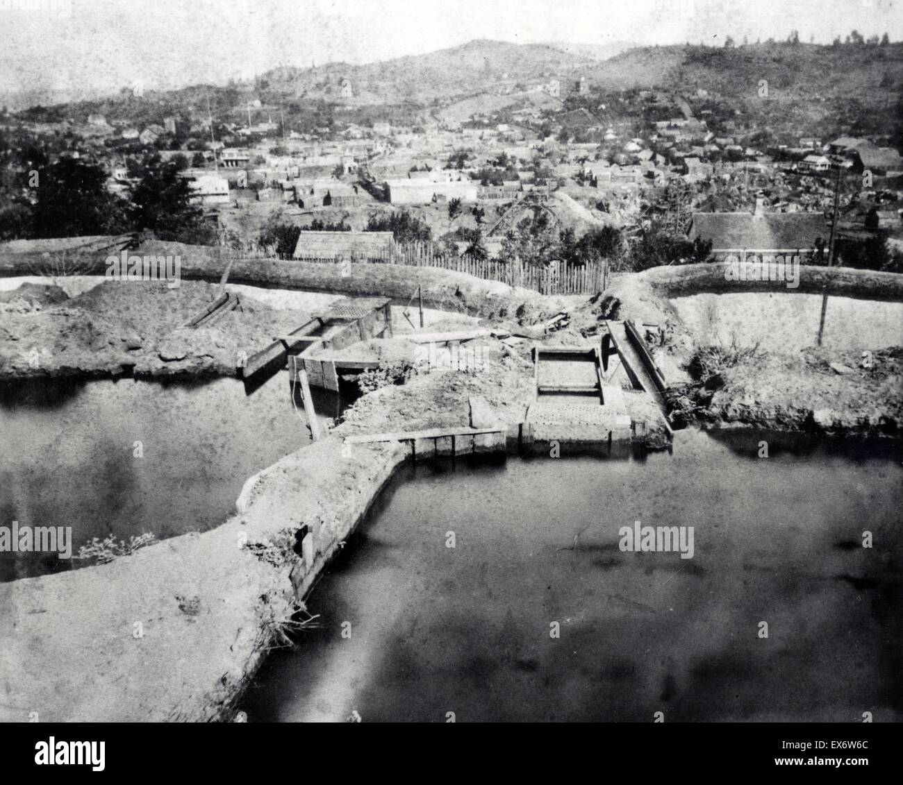 La photographie montre réservoirs utilisés pour l'exploitation minière l'or alluvionnaire à Columbia, Tuolumne County, en Californie. Datée 1866 Banque D'Images