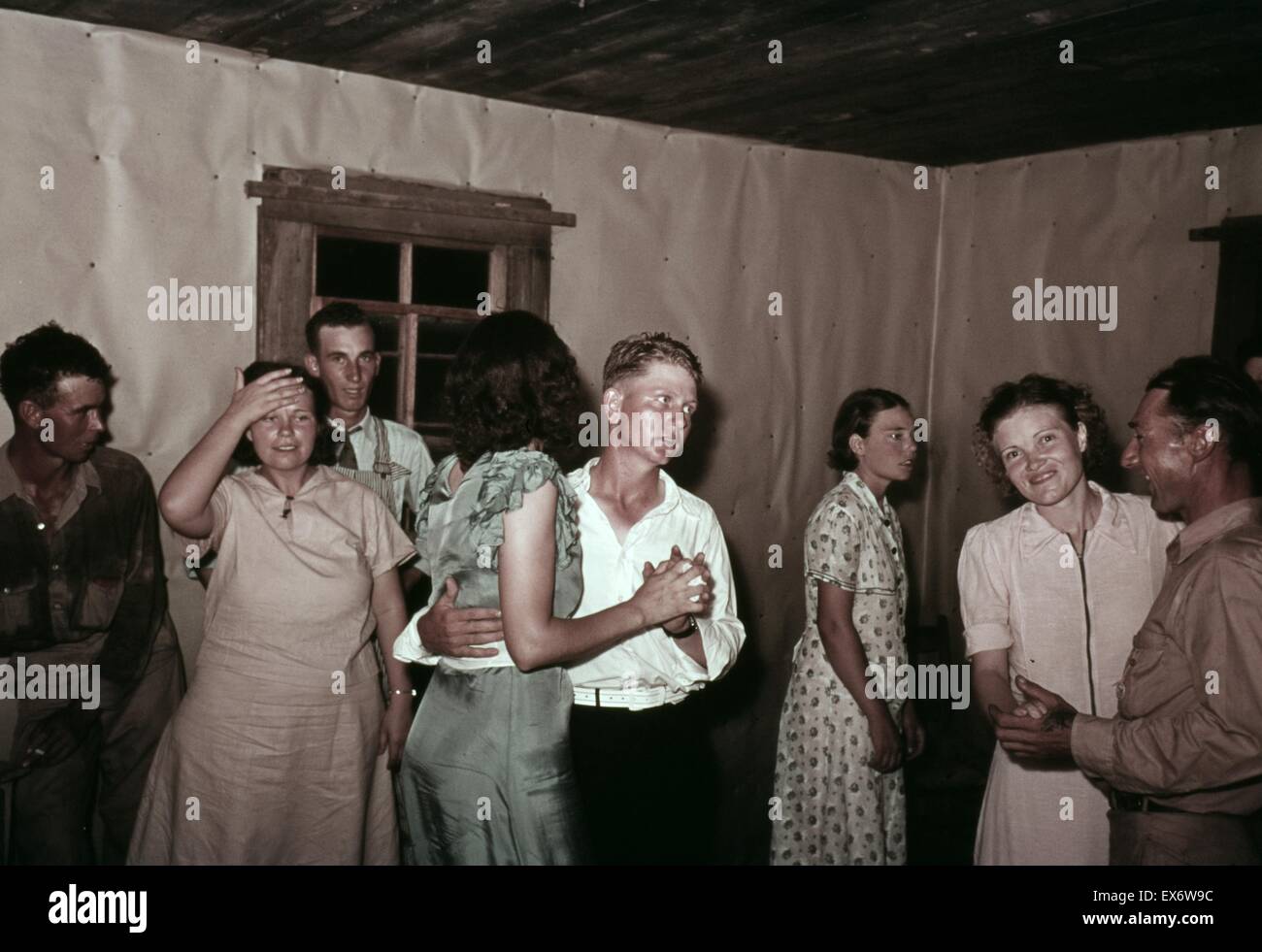 Scène à square dance en milieu rural accueil dans le comté de McIntosh, New York, USA. Photographe Russell Lee (1903-1986). La couleur. 1939 ou 1940. Banque D'Images
