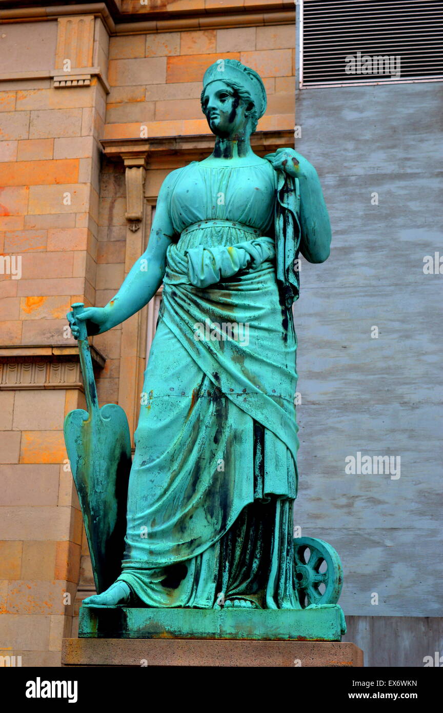 Danemark, Copenhague : Statue de Nemesis. Dans la mythologie grecque, l'esprit de vengeance divine contre ceux qui succombent à l'hubris (arrogance devant les dieux).. Par H W Bremen 1848 Banque D'Images