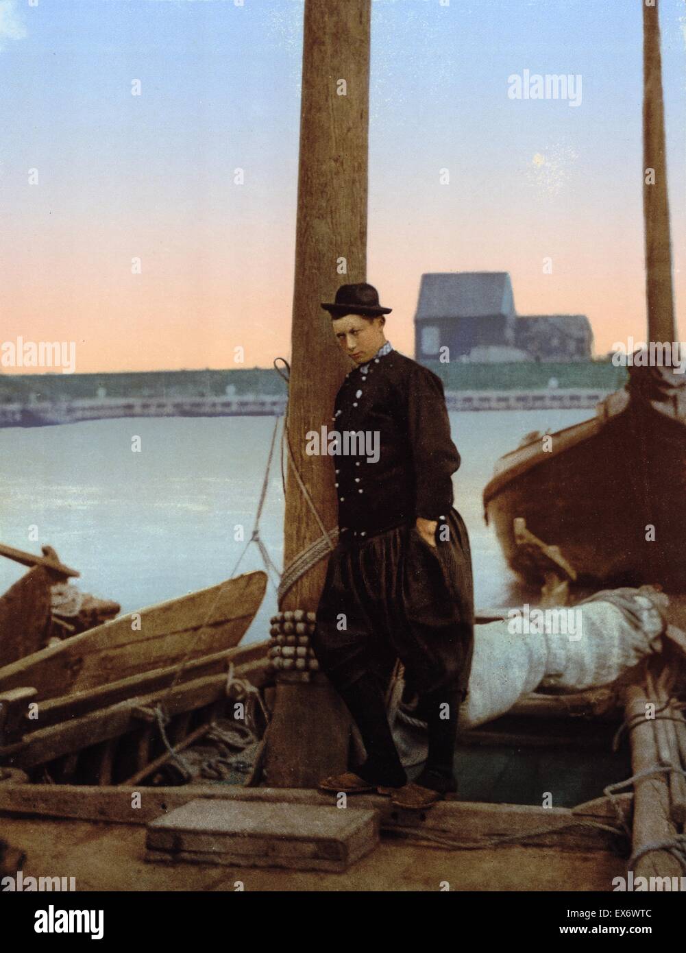 Un pêcheur hollandais, l'île de Marken, Hollande. Entre (ca.1890 - ca.1900). La couleur. Banque D'Images