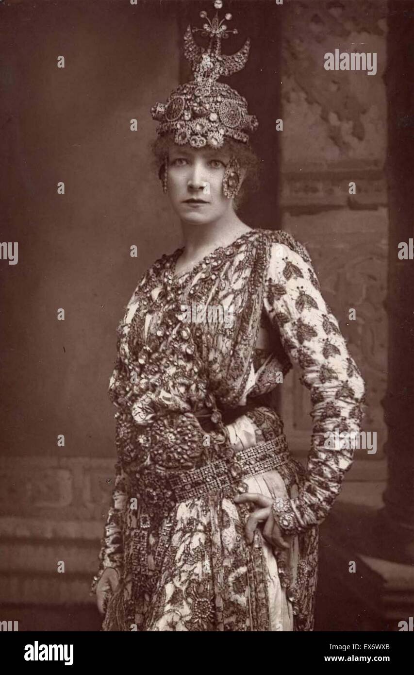 Sarah Bernhardt (1844-1923), l'actrice pose dans le caractère de l'impératrice Théodora Théodora de Sardou dans. Banque D'Images