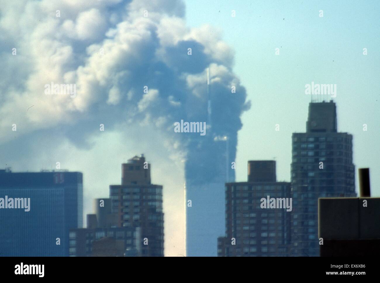 Le 11 septembre (9/11) ou groupe terroriste islamique al-Qaïda attentats à New York, le 11 septembre 2001. Deux des avions, ont été écrasés dans les tours nord et sud, du World Trade Centre à New York. Dans les deux heures, les deux 110 étages Banque D'Images