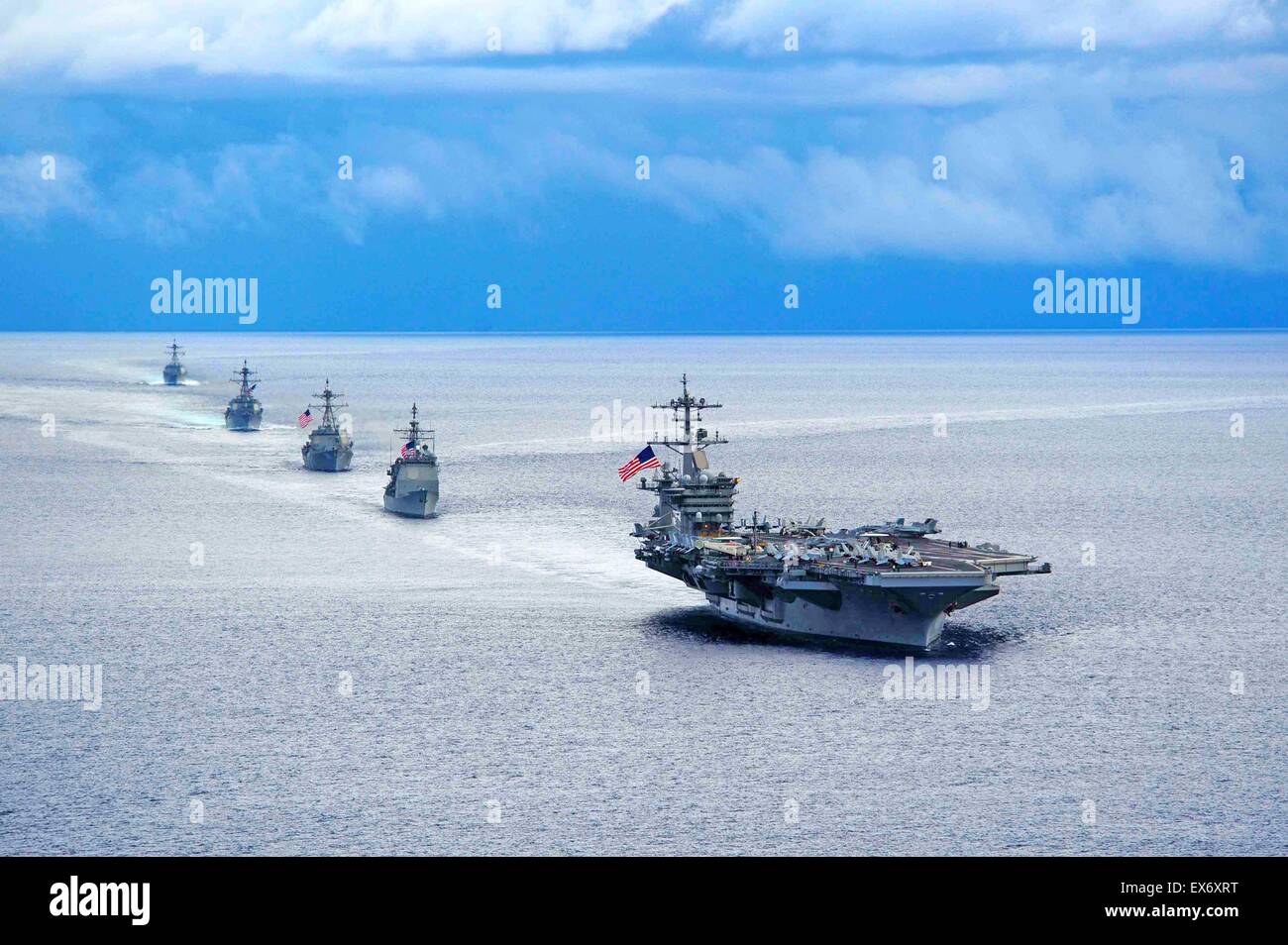 L'océan Atlantique. Le porte-avions USS Theodore Roosevelt dirige une formation de navires du groupe aéronaval du 12 au cours d'un exercice de manœuvre. Le Theodore Roosevelt a participé à l'exercice avec le sous-marin péruvien BAP, Islay (SS 35), le Guid Banque D'Images