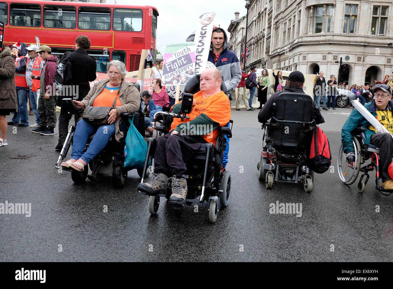 Les personnes handicapées en fauteuil roulant de leur bloquer la route en face de la chambre du parlement. Banque D'Images