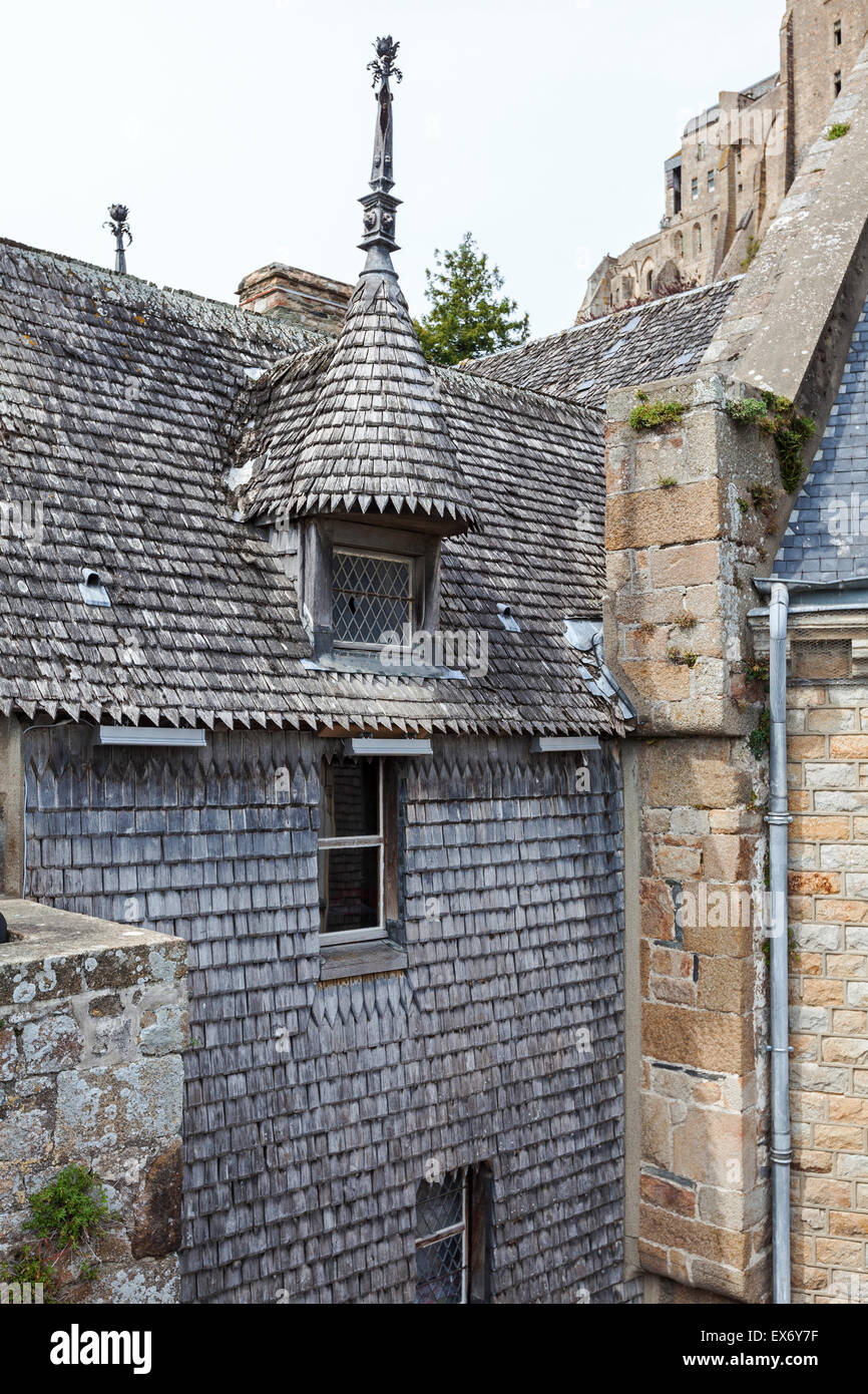 Bardage bardeaux en bois sur les murs et toiture d'un bâtiment sur le Mont St Michel, Normandie, France Banque D'Images