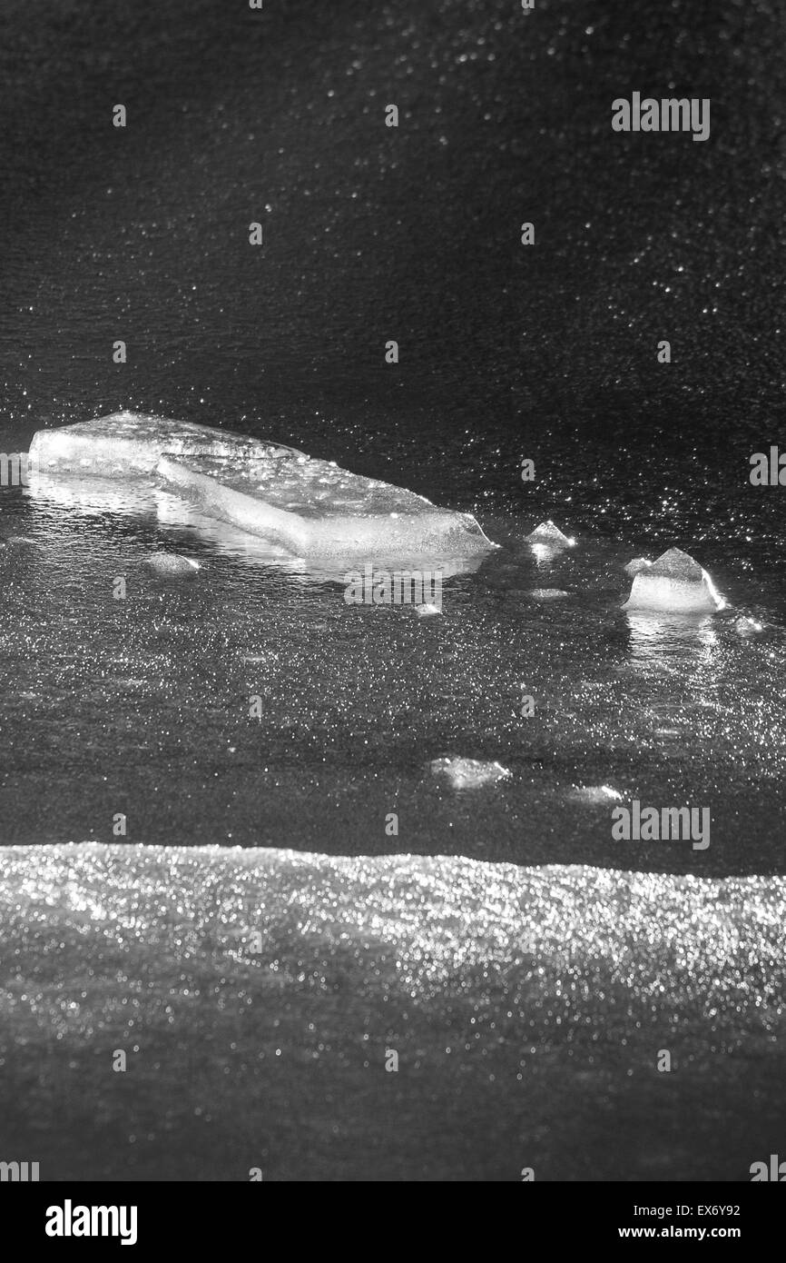Haut de la glace sur un canal gelé illuminée par le soleil Banque D'Images