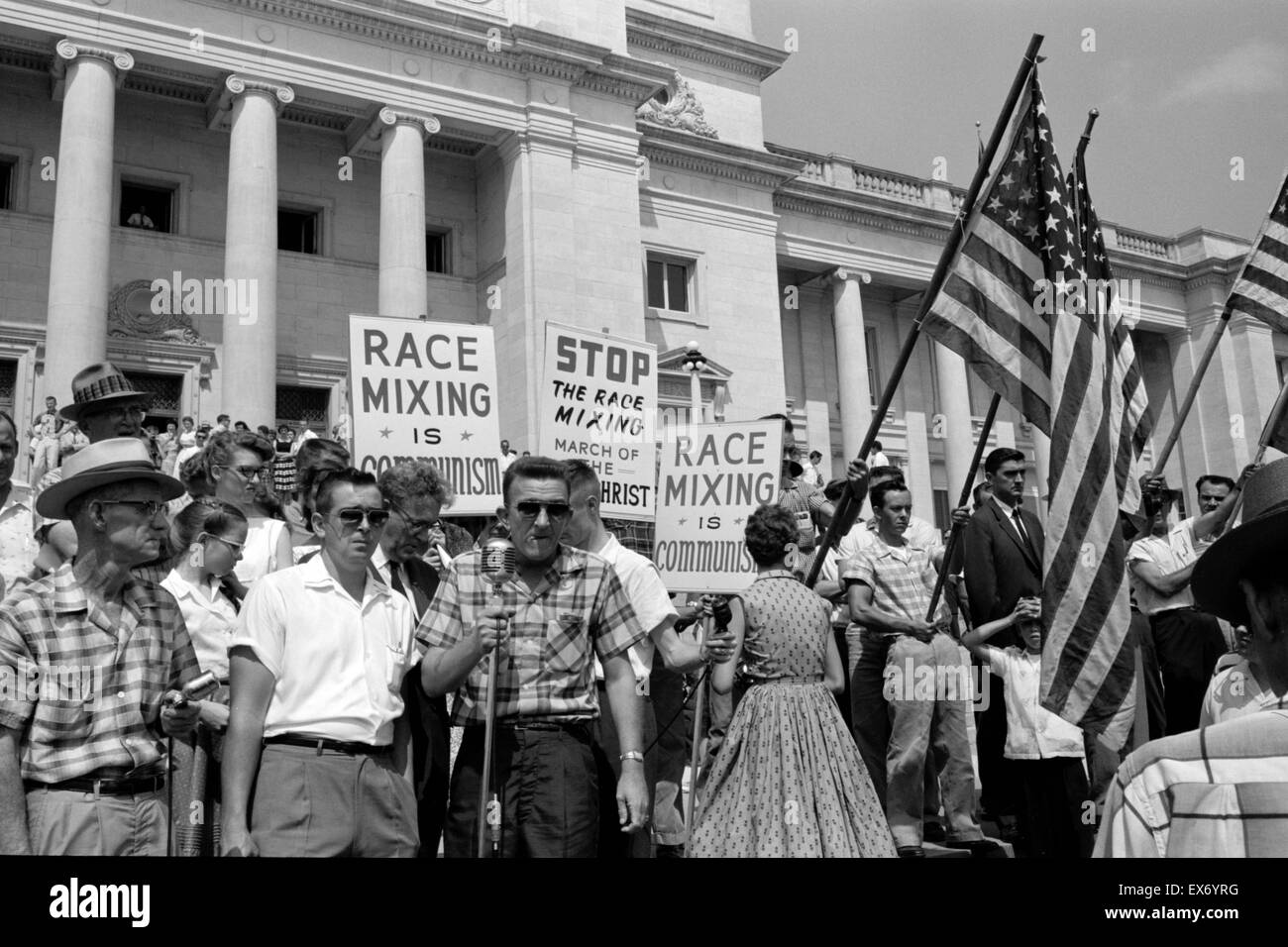 Ségrégationnistes blancs manifestants qui protestent à l'admission de la Little Rock Nine, à Central High School ; 1959. Le Little Rock Nine étaient un groupe de neuf étudiants Noirs américains inscrits à Little Rock Central High School en 1957. Leur inscription Banque D'Images