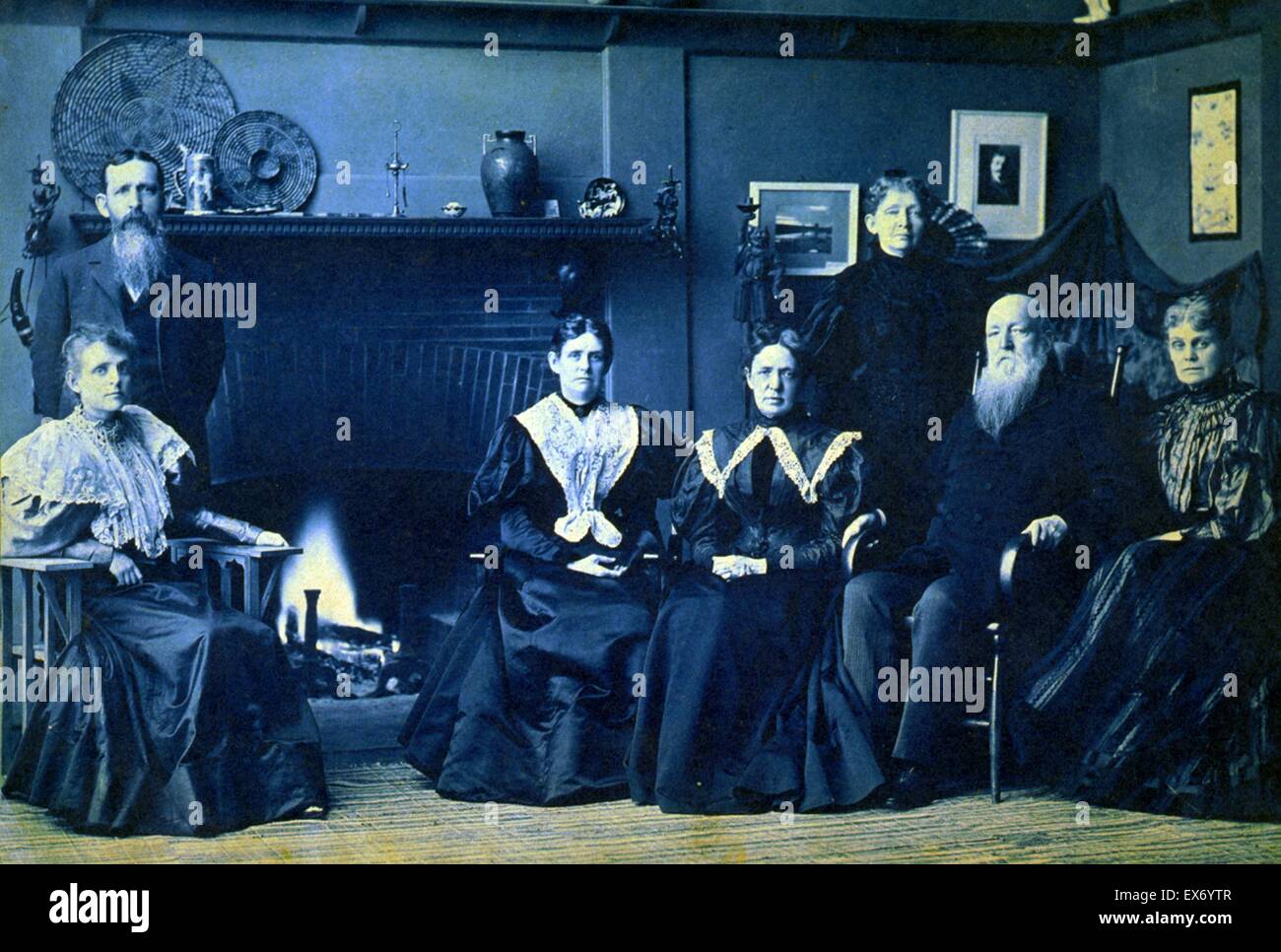 Frances Benjamin Johnston, 1864-1952, photographe. Posant avec six membres de sa famille, par cheminée, dans son studio 1896 Washington, D.C. Banque D'Images