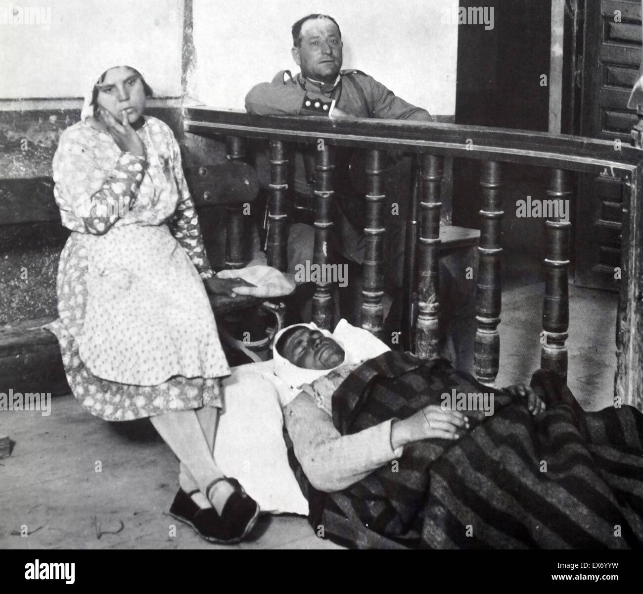 Un paysan se trouve blessé blessé et sous garde pendant les émeutes paysannes en Espagne 1931 Banque D'Images