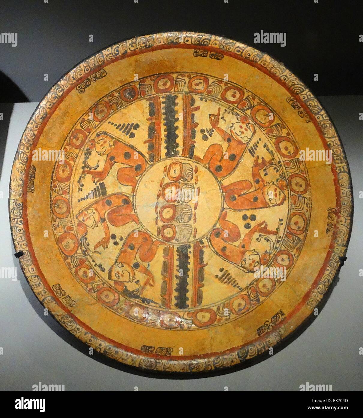 Plaque en céramique polychrome maya qui représente un groupe de personnages assis ; Mexique AD 600-900 Banque D'Images
