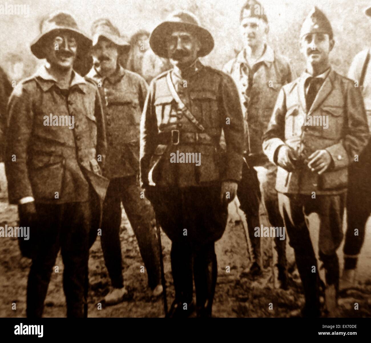 Castro Gérone (centre et droite), un jeune Francisco Franco. Alberto Castro Gérone (1892 - 1969) officier espagnol durant la guerre du Rif 1921 Jalifiana Banque D'Images