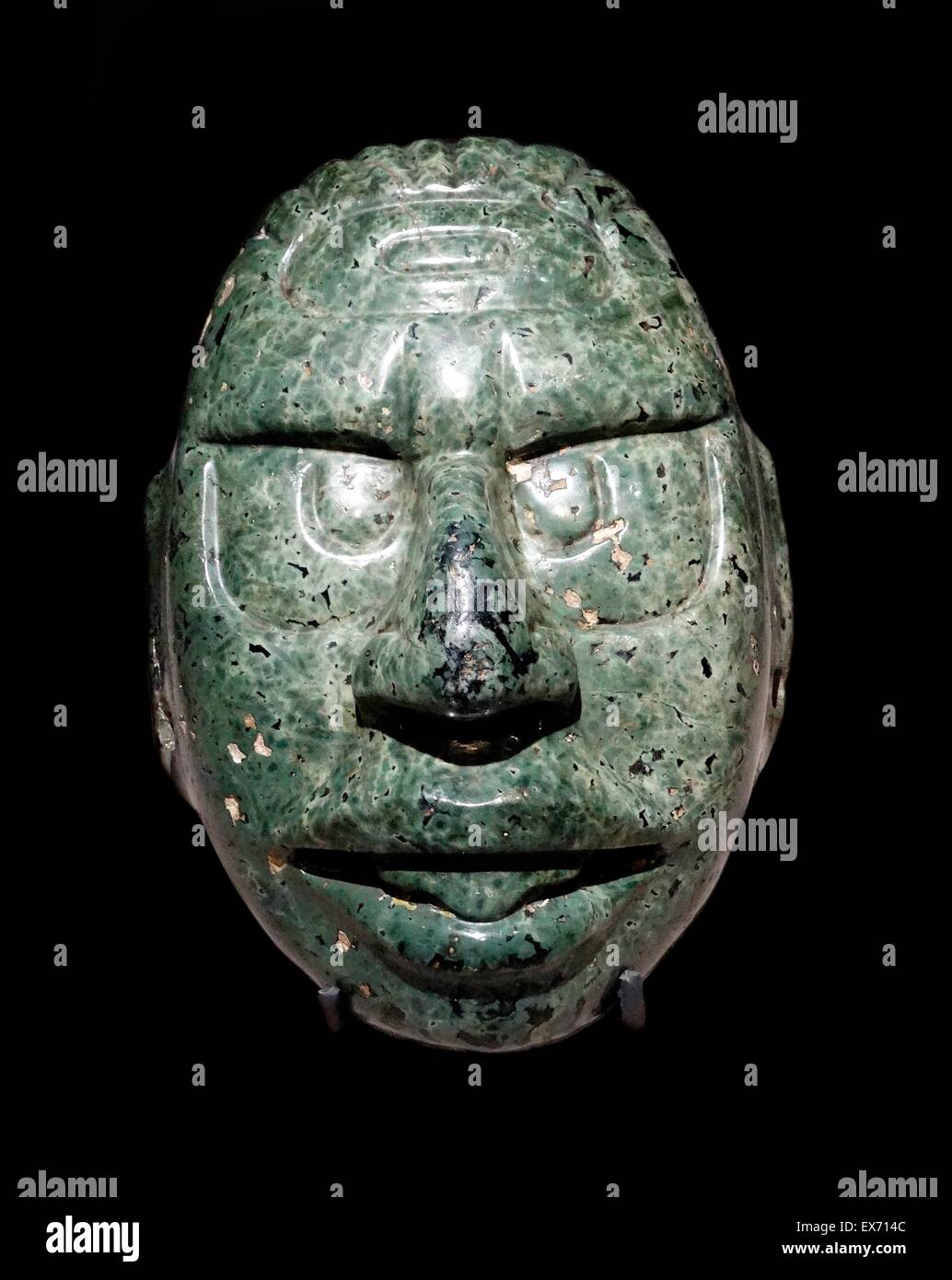 Visage de la Mayan Dieu Soleil taillé dans une pierre verte, l'Amérique centrale AD 600-900 Banque D'Images