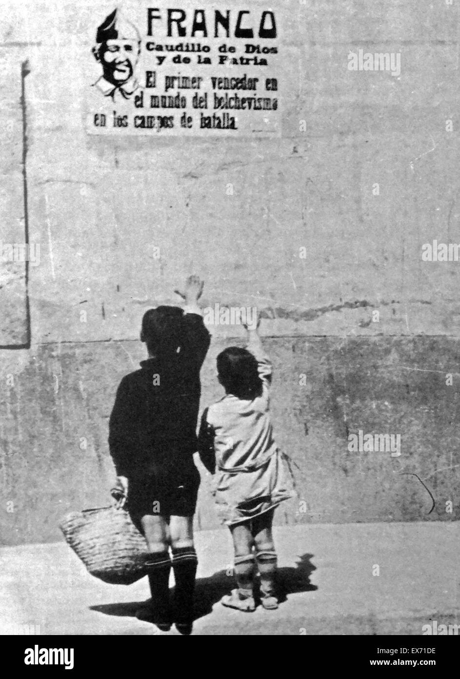 Les enfants saluer le général Franco sur une affiche en Espagne, pendant la guerre civile espagnole. 1937 Banque D'Images