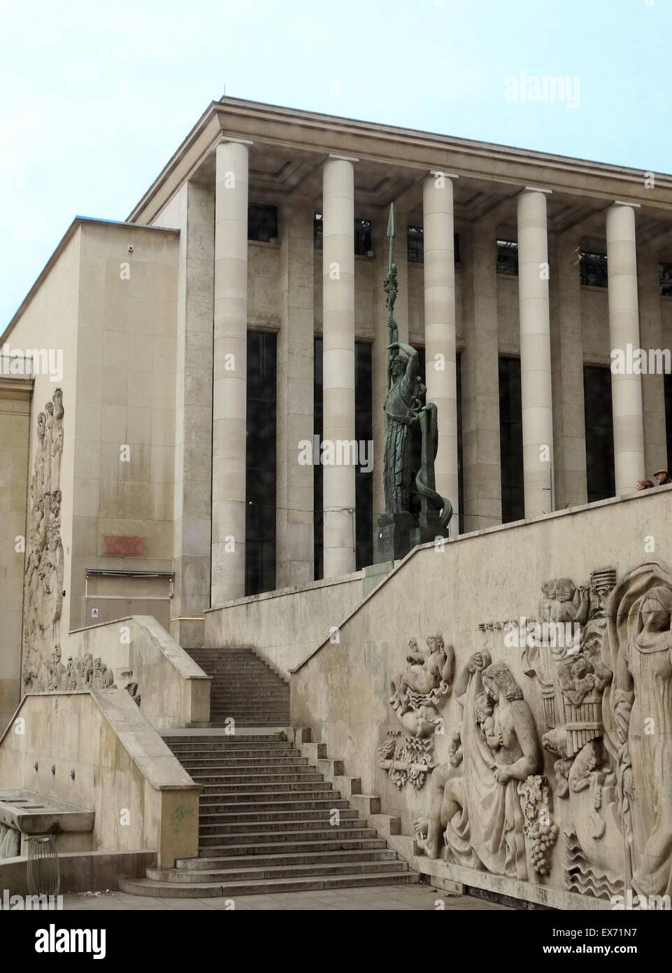 Musee D Art Moderne Palais De Tokyo Le Palais de Tokyo , Paris France l'aile de l'édifice appartient à la ville  de Paris et héberge le Musée d'Art Moderne de la Ville de Paris Photo Stock  - Alamy