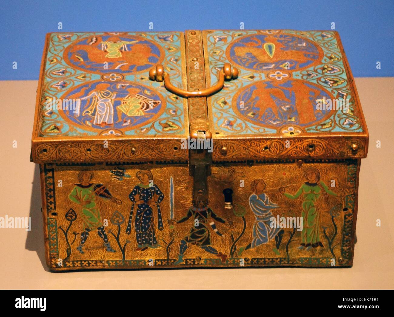 Ornée de scènes d'amour courtois (environ 1180 AD), cuivre, doré, émail de Limoges, France poètes Troubadours diverti les cours d'Europe avec amour ballades. L'avant de cette cassette montre des scènes de cour de la ville médiévale de l'amour la poésie. Sur la gauche, un trou Banque D'Images