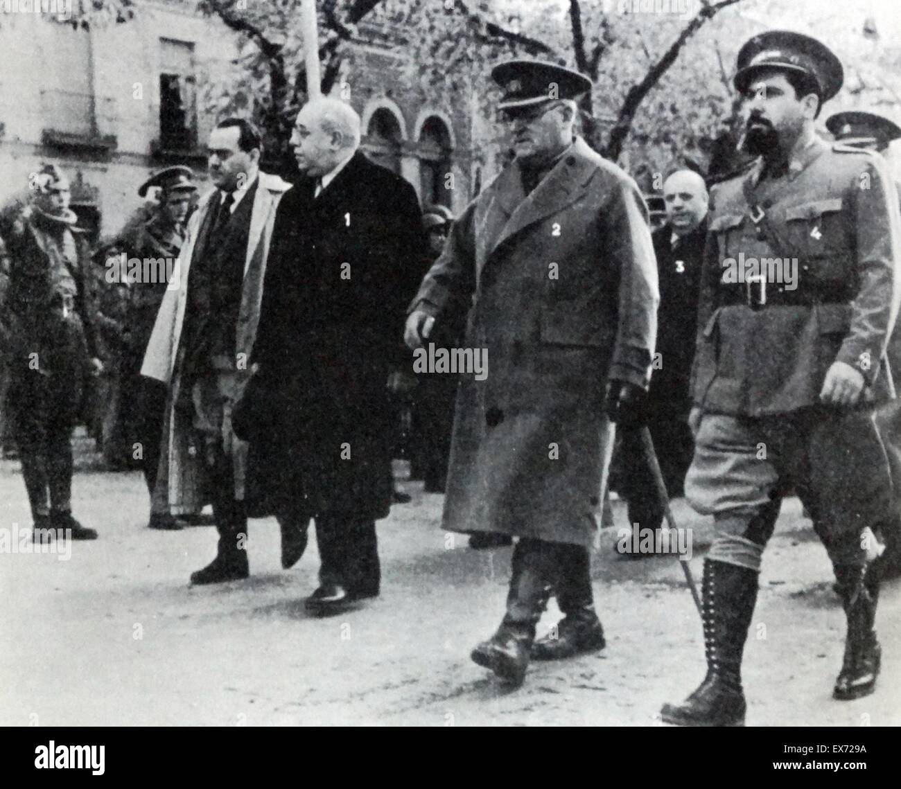 1937 Président de l'Espagne républicaine visite la ligne de front pendant la guerre civile espagnole. De gauche à droite : Juan Negrín, Manuel Azana, les généraux José Miaja et Valentino Gonzalez El Campesino Banque D'Images