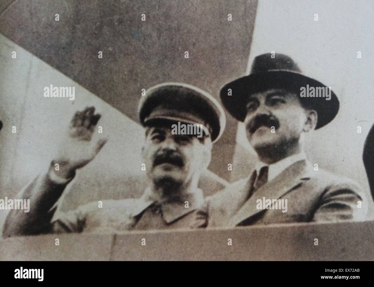 Josef Staline et Viatcheslav Molotov (1890-1986), wave le mausolée de Lénine, Moscou, Russie (URSS) Banque D'Images