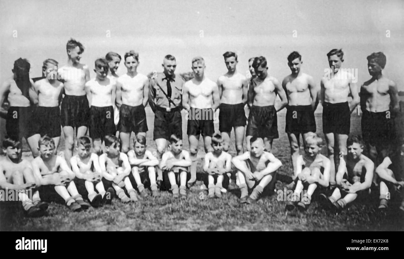 Groupe de jeunes garçons Nazi Hitler à un camp d'entraînement en Allemagne, 1936 Banque D'Images