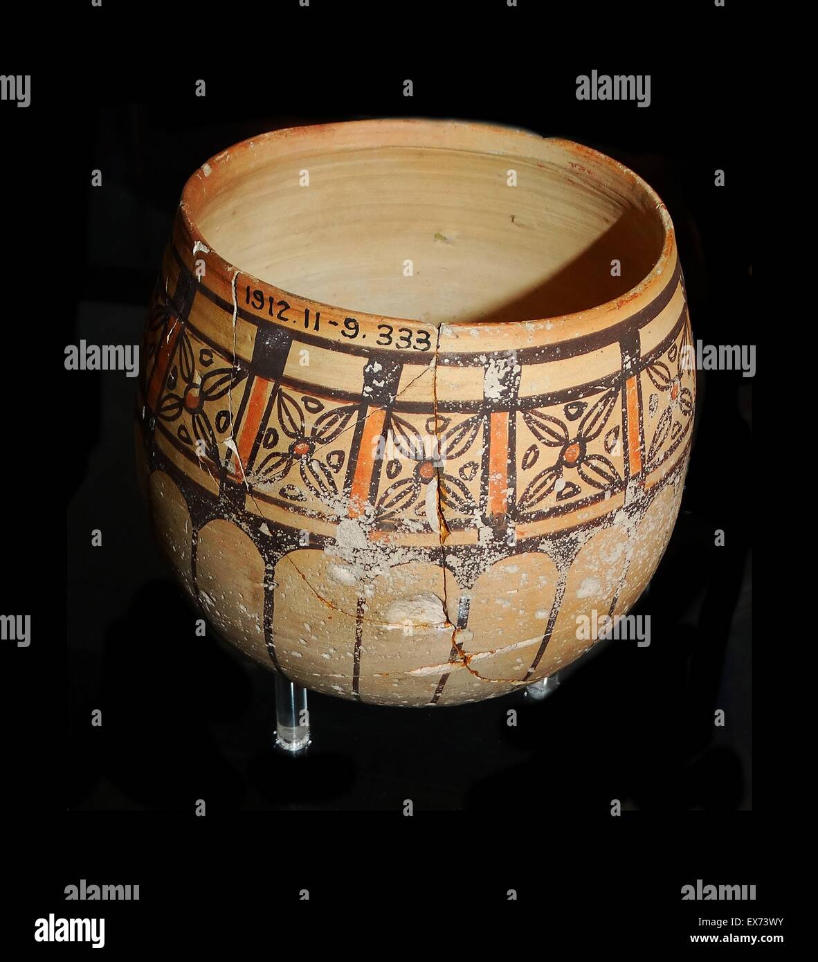 Coupe fine ware avec peints avec des motifs géométriques. Méroé (une ancienne ville sur la rive est du Nil, près de Shendi, Soudan). Méroé était la capitale du sud de l'Napata/Royaume Méroïtique, qui s'étendait sur toute la période c. 800 BCE - ch. 350 CE Banque D'Images