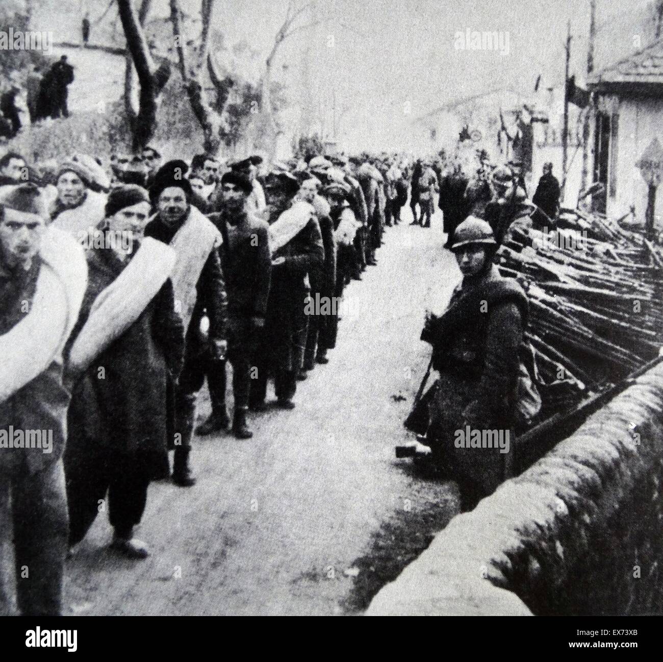 Soldats républicains leurs armes à la frontière française en fuyant l'Espagne, pendant la guerre civile espagnole Banque D'Images