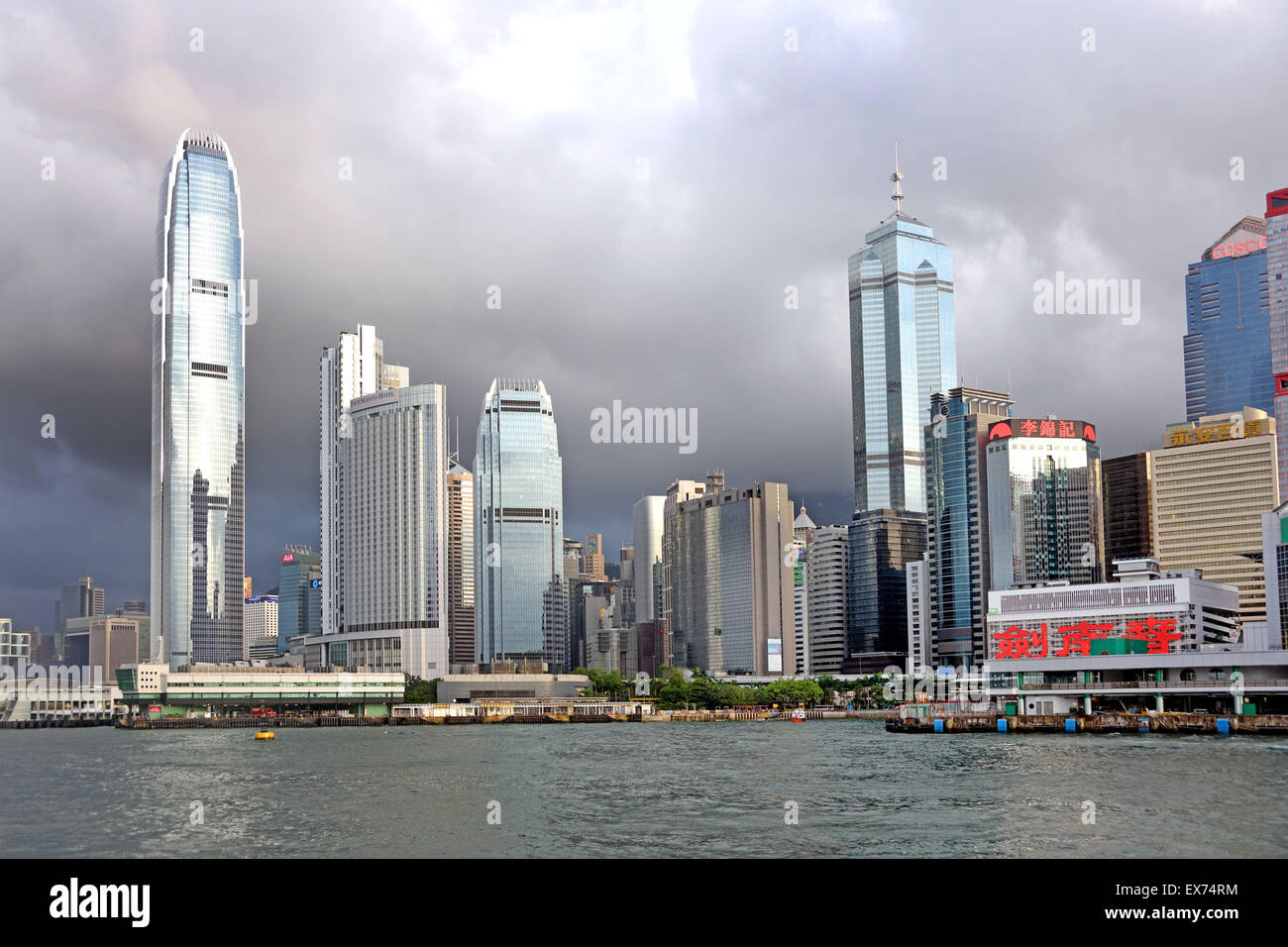 L'île de Hong Kong city skyline skyscrapers Chine Victoria Harbour Banque D'Images