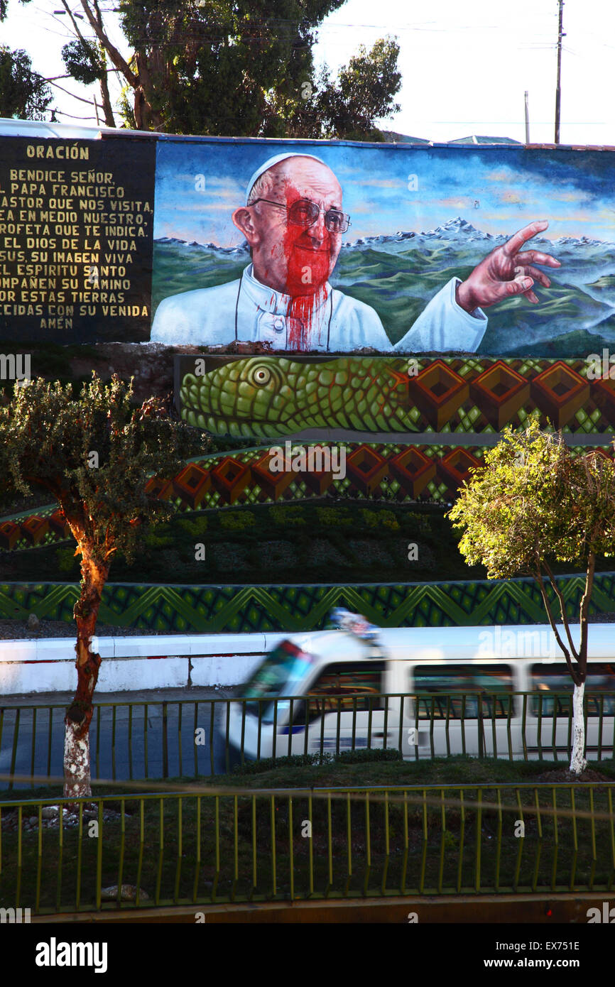 El Alto, Bolivie, 8th juillet 2015. Une fresque du Pape François à la CEJA a été dédrée de peinture rouge la veille de son arrivée à El Alto au début de sa visite de 3 jours en Bolivie. Le Pape doit arriver cet après-midi, alors que beaucoup de gens sont impatients de son arrivée un peu de non catholiques et d'organisations sont contre sa visite et le montant de l'argent dépensé sur lui. Pour certains peuples autochtones, l'église catholique est encore associée à la conquête et à l'occupation espagnoles des Amériques et à la répression de leurs croyances traditionnelles. Credit: James Brunker / Alamy Live News Banque D'Images