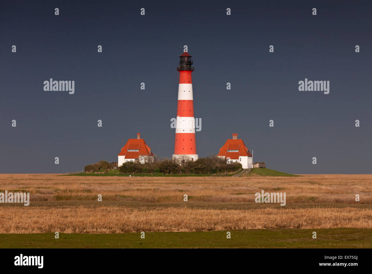 Nuage de pluie sombre s'abattant sur leuchtturm Westerheversand à Büsum, Parc National de la mer des Wadden, Frise du Nord, Allemagne Banque D'Images