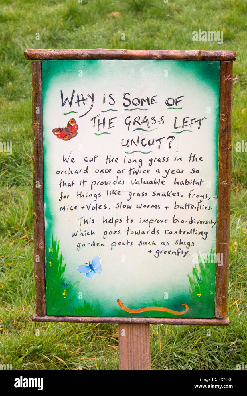 Un signe sur la biodiversité à Croft château dans le Herefordshire, UK. Banque D'Images