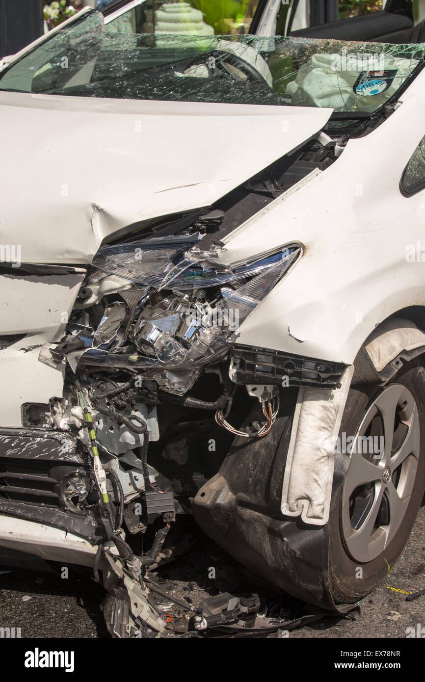 Un accident de voiture à Ambleside, Royaume-Uni, avec le toit coupé la voiture pour sortir le pilote. Banque D'Images