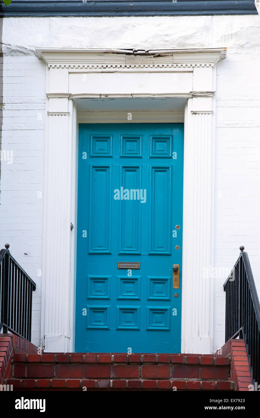 Porte bleue à une maison de ville Banque D'Images