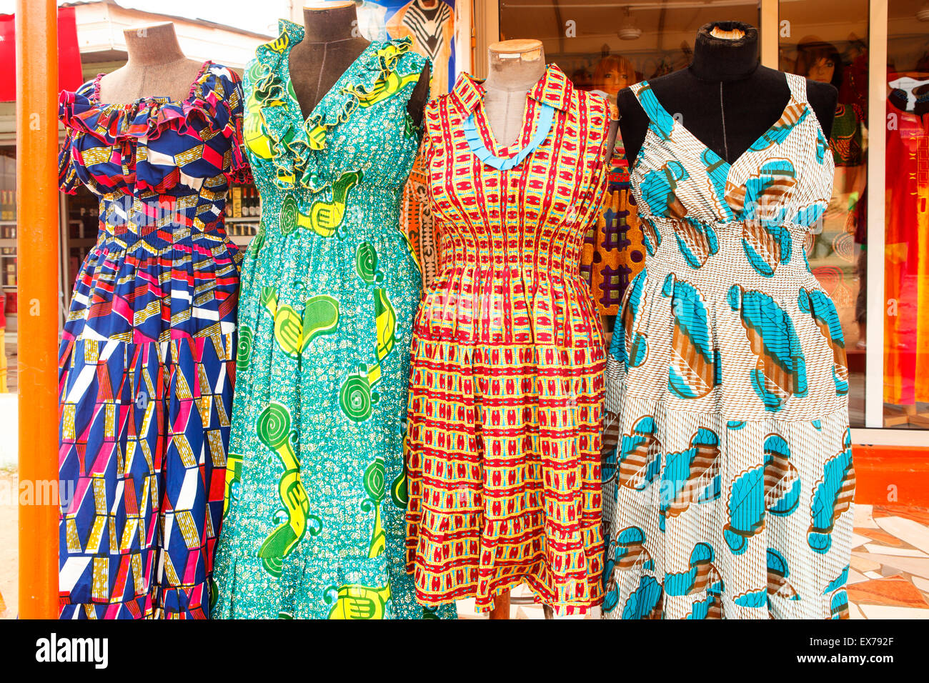 Robes pour femmes à un marché en plein air à Accra au Ghana Banque D'Images