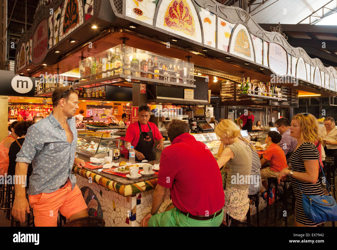 La Boqueria Barcelona - Les gens de manger un délicieux repas dans un café du marché couvert de la Boqueria, Las Ramblas, Barcelone Espagne Europe Banque D'Images