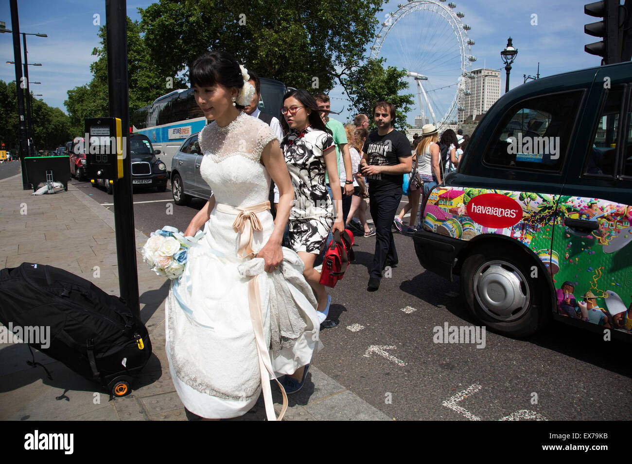 L'été à Londres, Angleterre, Royaume-Uni. Mariée chinoise à avoir ses photos prises dans le très animé de Westminster où nombre de touristes est l'été augmente fortement. Le tourisme étant l'un des principaux secteurs de revenu pour le Royaume-Uni. Le Royaume-Uni est le 8ème plus grande destination touristique, avec plus de 30 millions de visiteurs chaque année. Banque D'Images