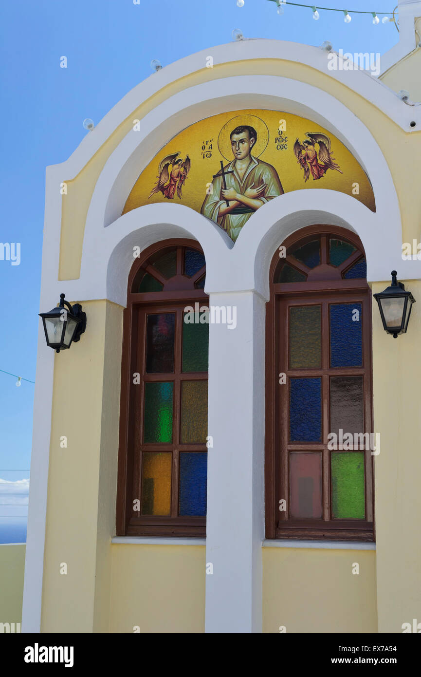 La peinture religieuse colorés sur le mur extérieur d'une église orthodoxe grecque, Fira, Santorini, Grèce. Banque D'Images