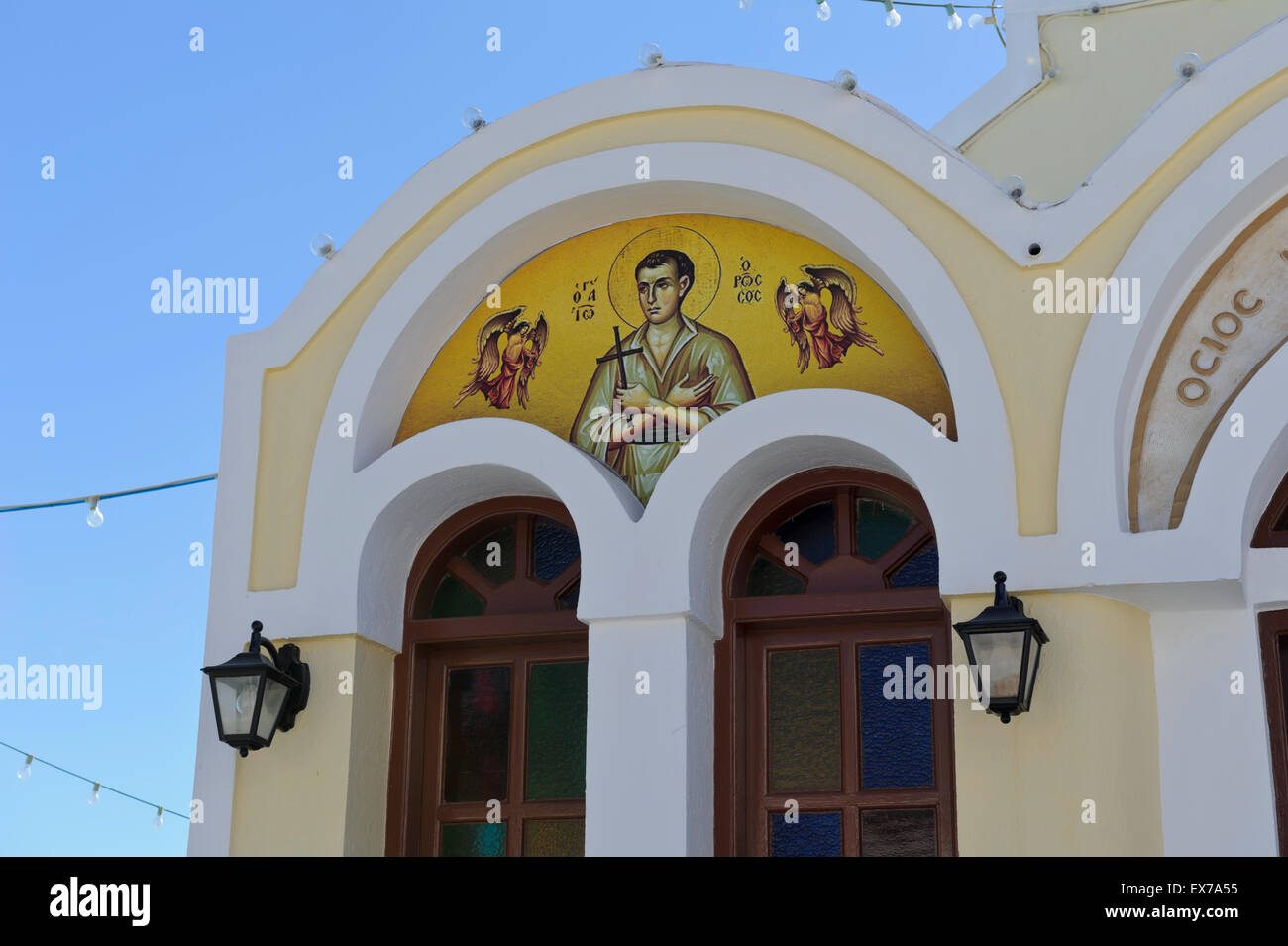 La peinture religieuse colorés sur le mur extérieur d'une église orthodoxe grecque, Fira, Santorini, Grèce. Banque D'Images