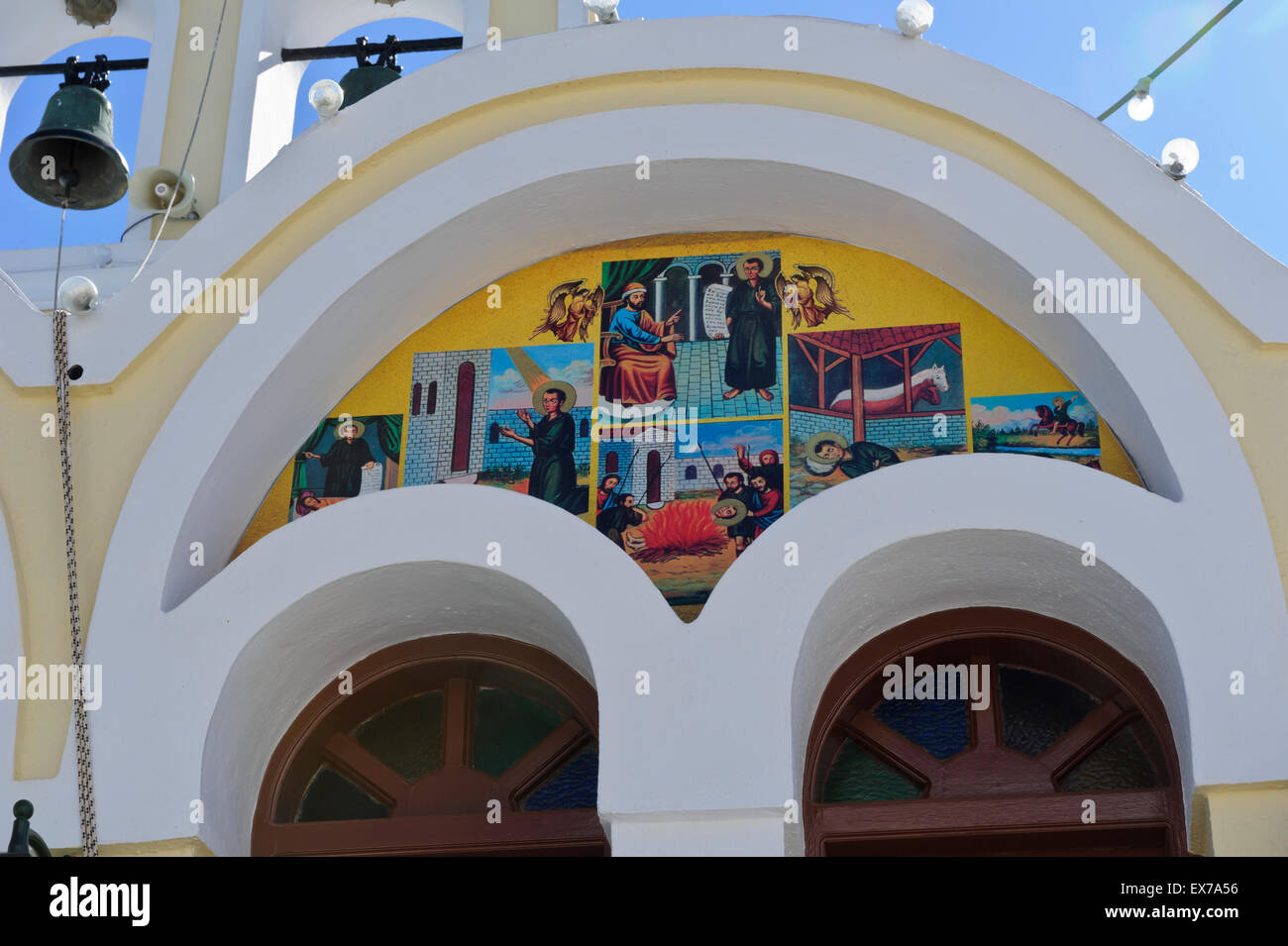 La peinture religieuse colorés sur le mur extérieur d'une église orthodoxe grecque, Fira, Santorini, Grèce. Banque D'Images
