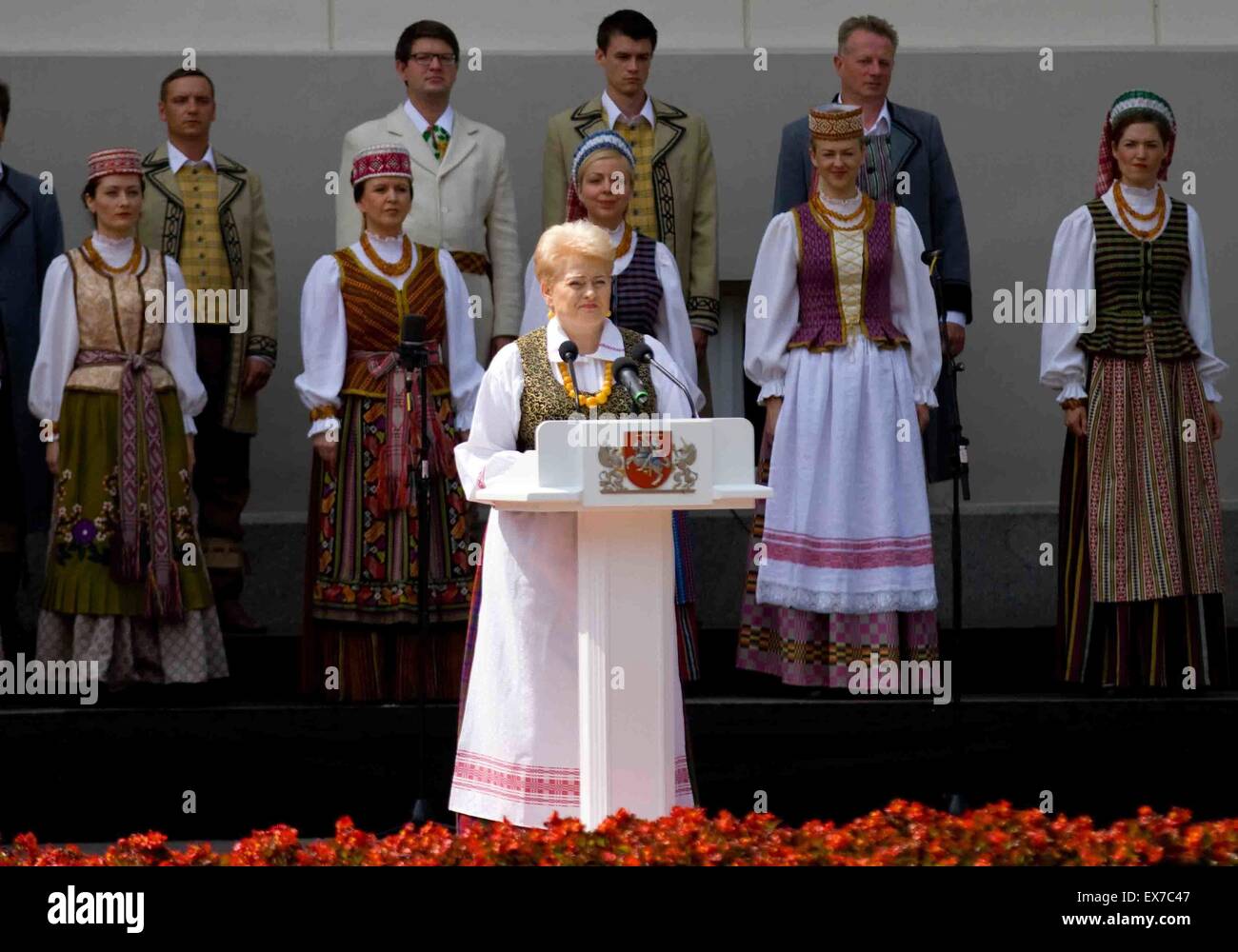 Le Président de la Lituanie, Dalia Grybauskaite, (centre), le port de costumes traditionnels lituaniens traite de la nation, au cours d'État Jour 6 Juillet, 2015 à Vilnius, Lituanie. Banque D'Images