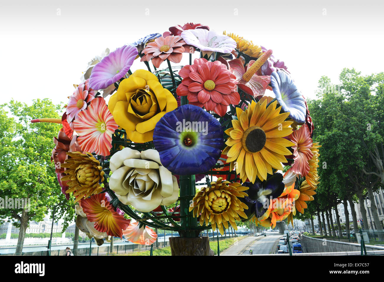 'Fleur Arbre' sculpture réalisée par Choi Jeong-Hwafleur fleurs artificielles en céramique tree à Lyon France Banque D'Images