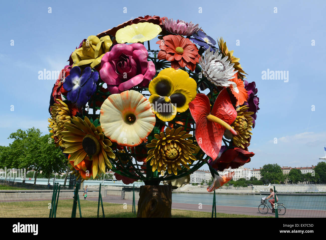 'Fleur Arbre' sculpture réalisée par Choi Jeong-Hwa fleurs fleurs artificielles en céramique tree à Lyon France Banque D'Images