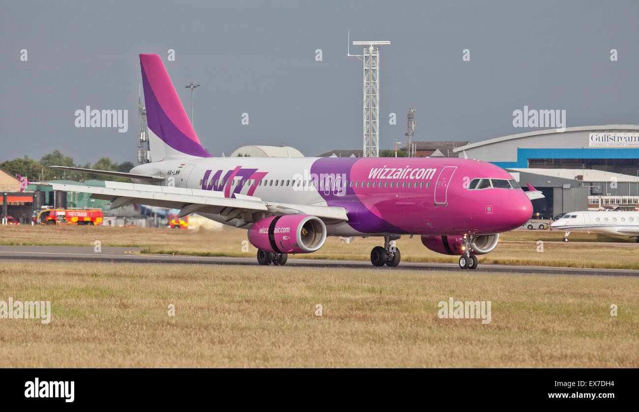 Wizz Air Airbus A320 HA-LWM l'atterrissage à l'aéroport de London-Luton LTN Banque D'Images